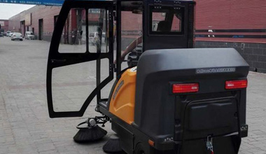 C185駕駛式掃地車服務(wù)于建材城